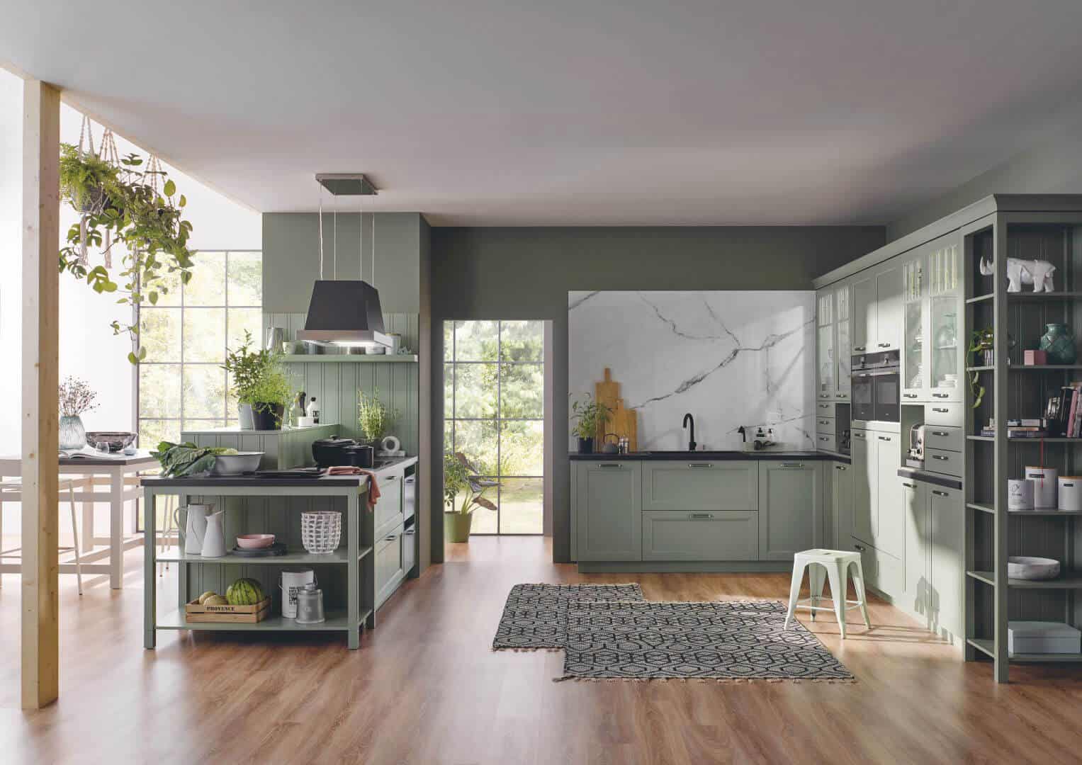 Bauformat Landhauseküche L-Form Kücheninsel grün