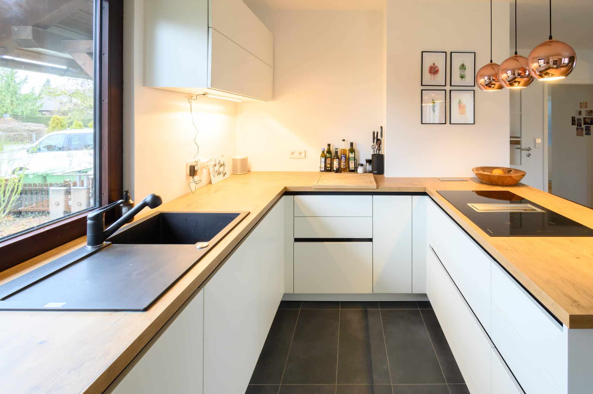 Designkueche-G-Form-Lack-matt-mit-Holz-Arbeitsplatte