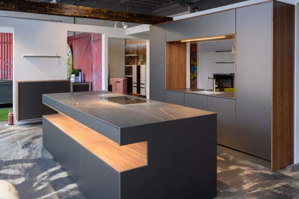 Design Inselküche grau Induktionskochfeld und Arbeitsplatte Naturstein Optik