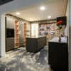 Moderne Inselküche schwarz matt mit Gold Griffen Wandschrank und Esstheke