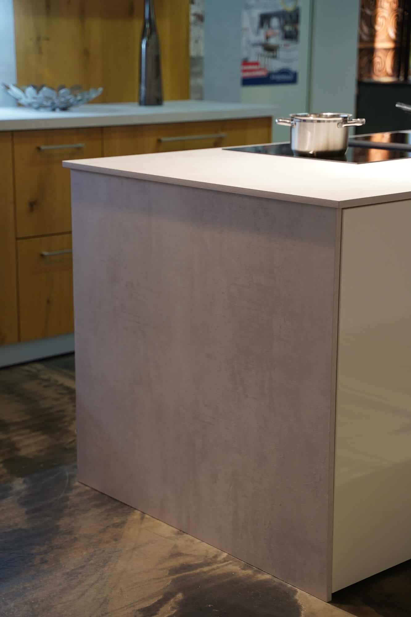 Moderne Inselküche weiß mit Küchenzeile und Wandschrank – Bild 5