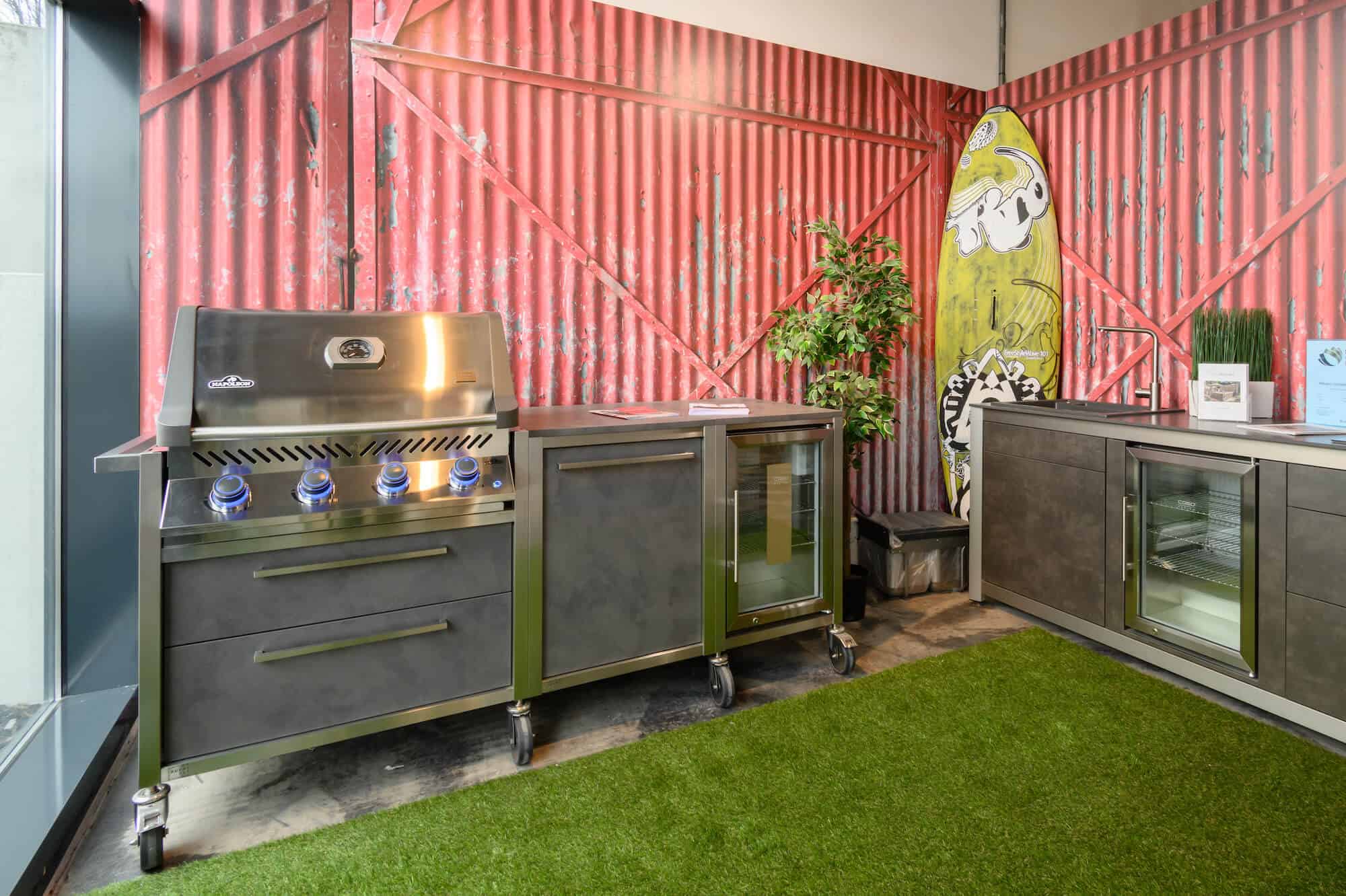 Burn Out Outdoor Küche Napoleon Grill und Kühlschrank