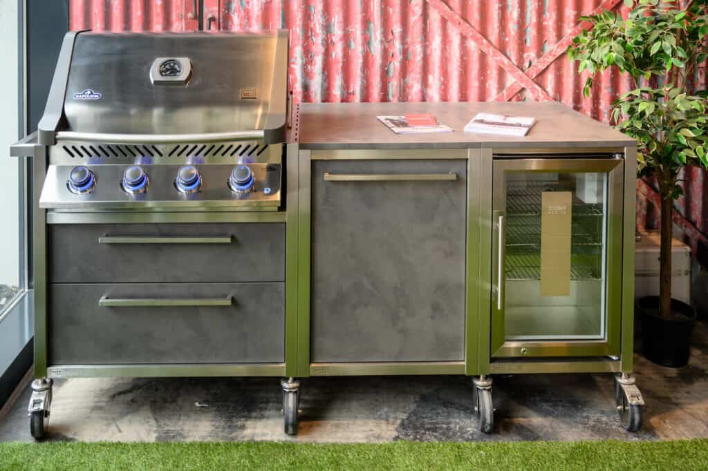Burnout Outdoor Küche Napoleon Grill und Kühlschrank