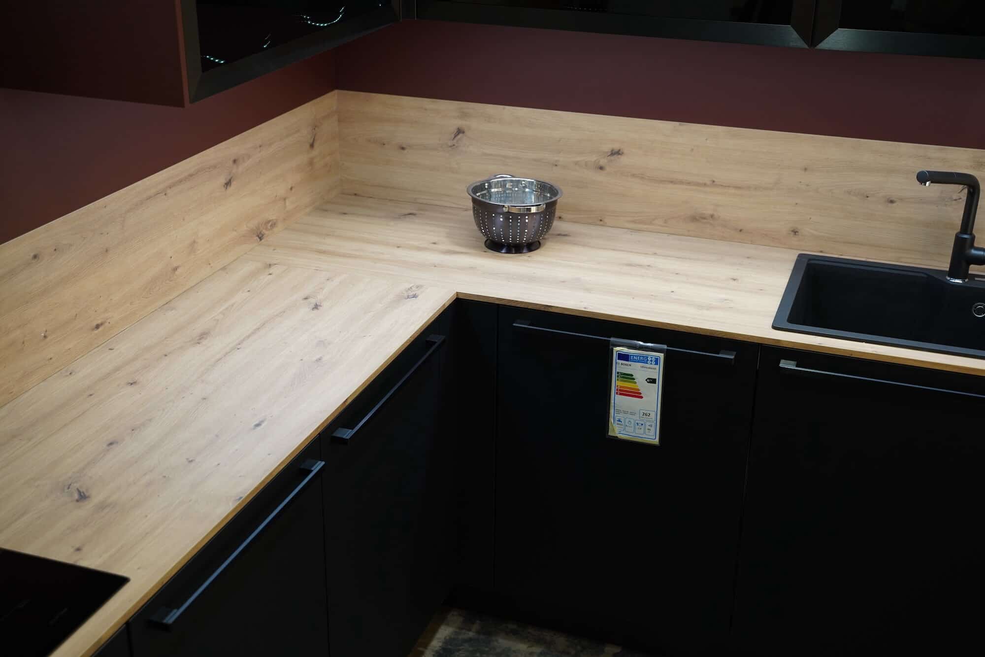 L-Form Küche mit Holz Arbeitsplatte in schwarz