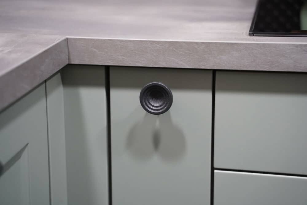 Landhausküche grün mit runden Griffen