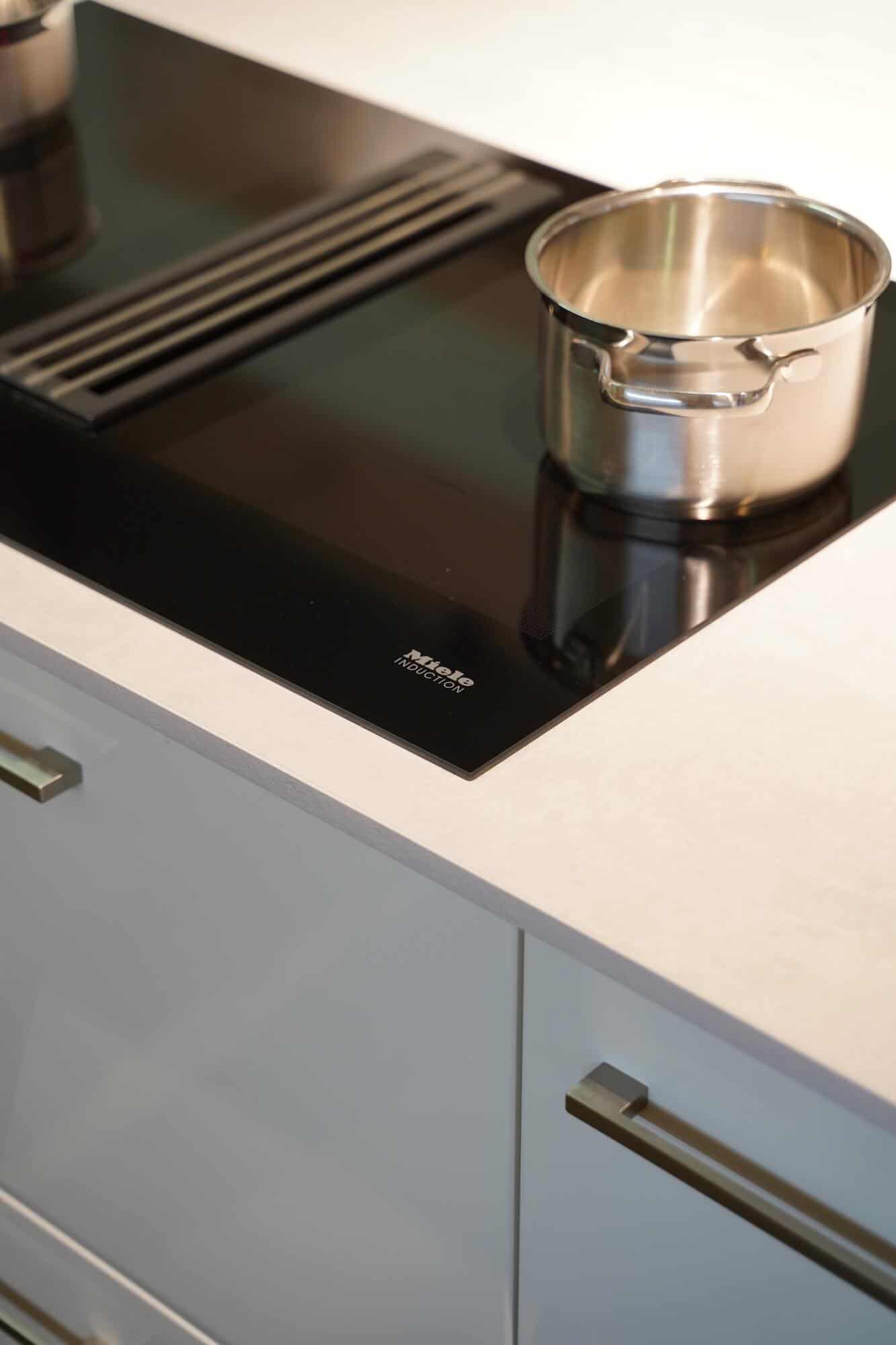 Miele Induktionskochfeld mit Kochfeldabzug