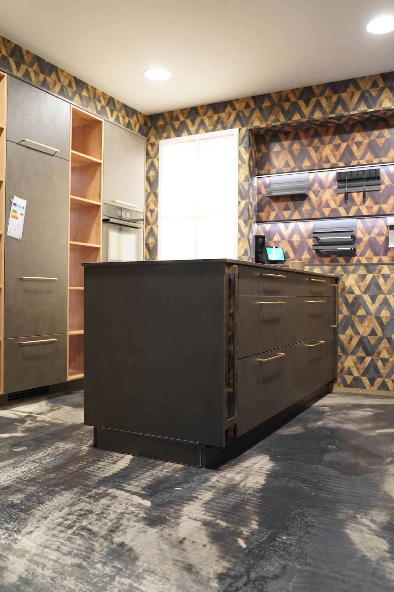 Moderne Inselküche matt grau mit Gold Griffen
