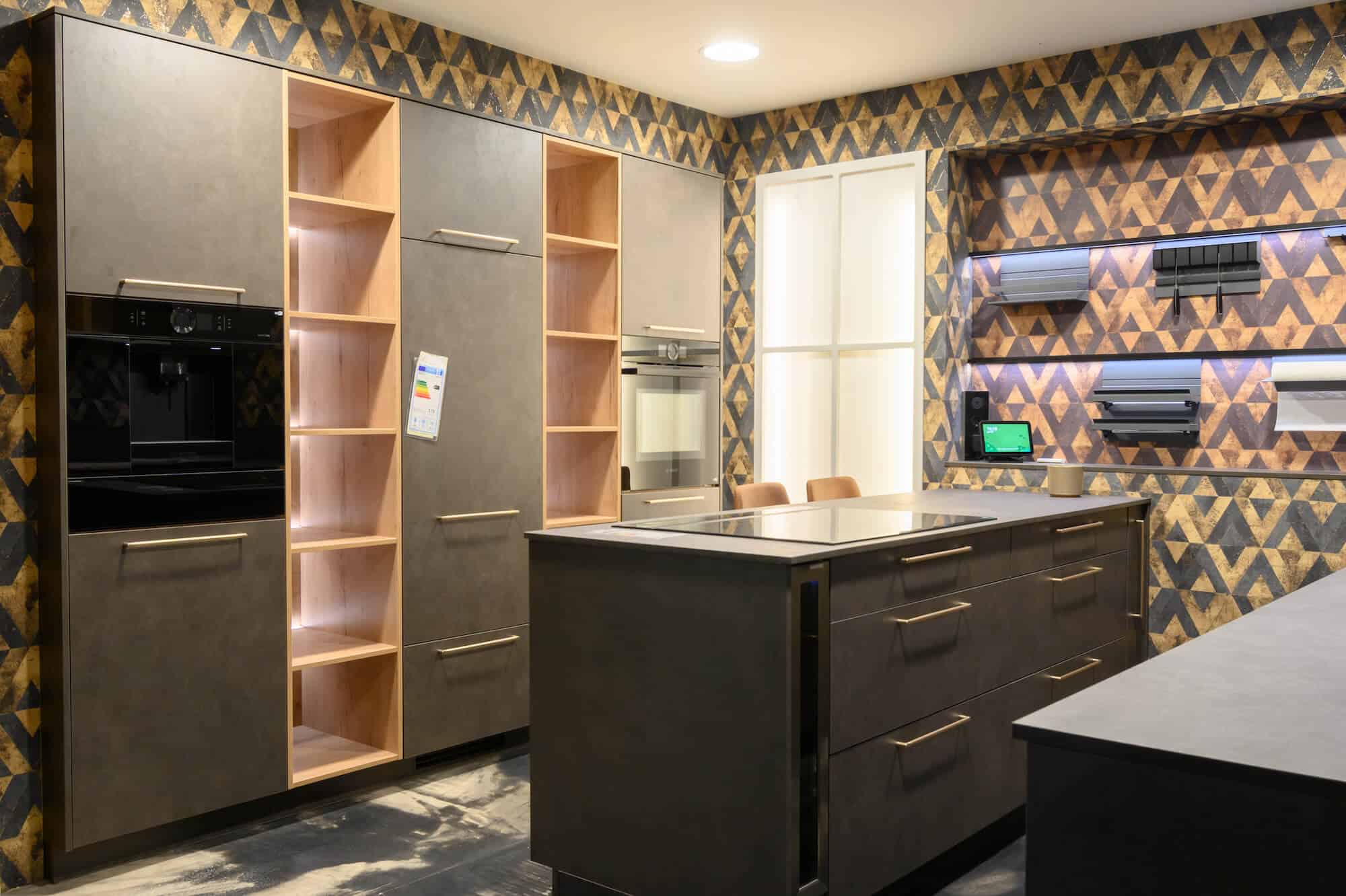 Moderne Küche mit Kücheninsel und Wandschrank in grau