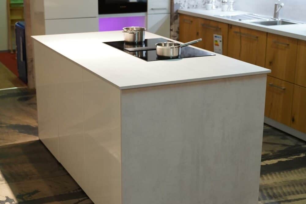 Moderne Kücheninsel mit Küchenzeile und Wandschrank