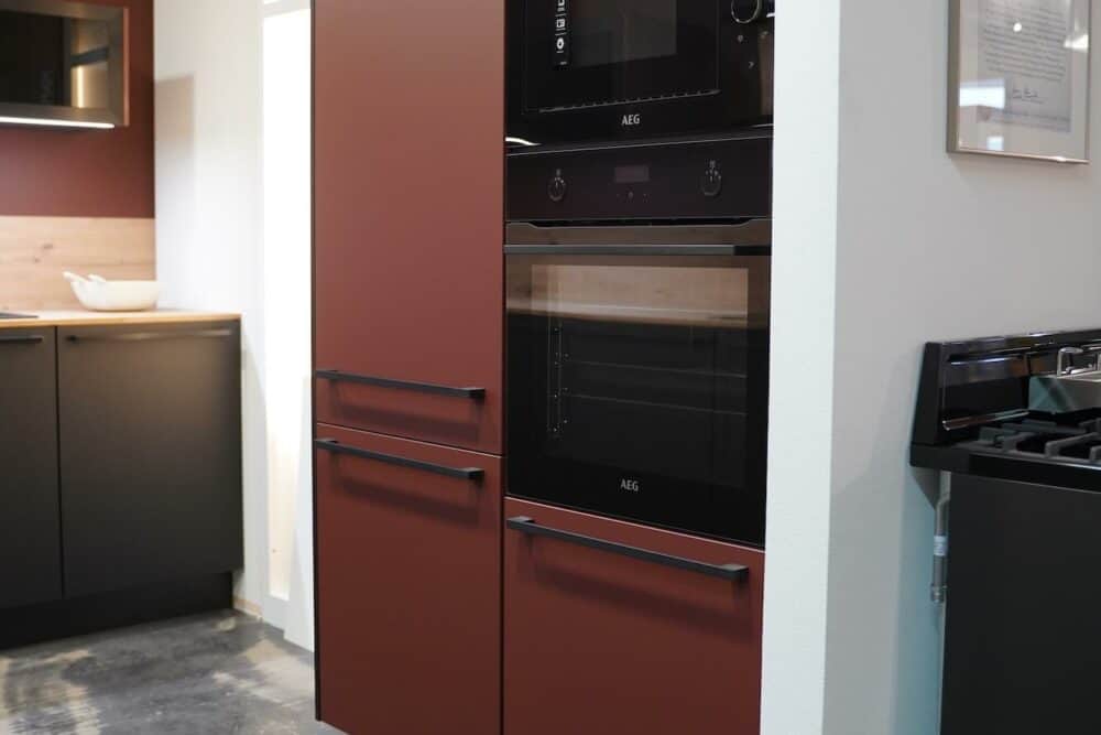 Wandschrank rot mit Stangengriffen Backofen und Mikrowelle