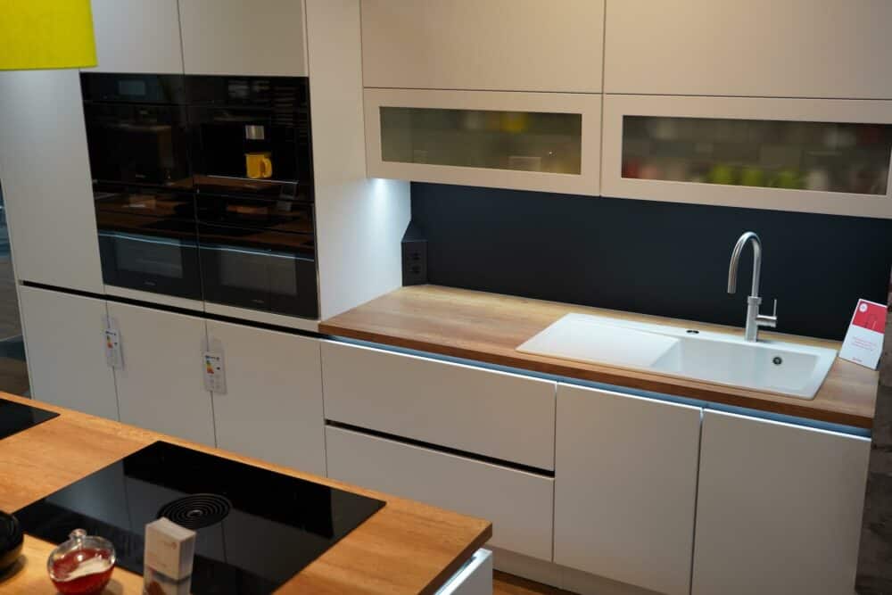 Design Inselküche hochglanz Lack mit wandschrank