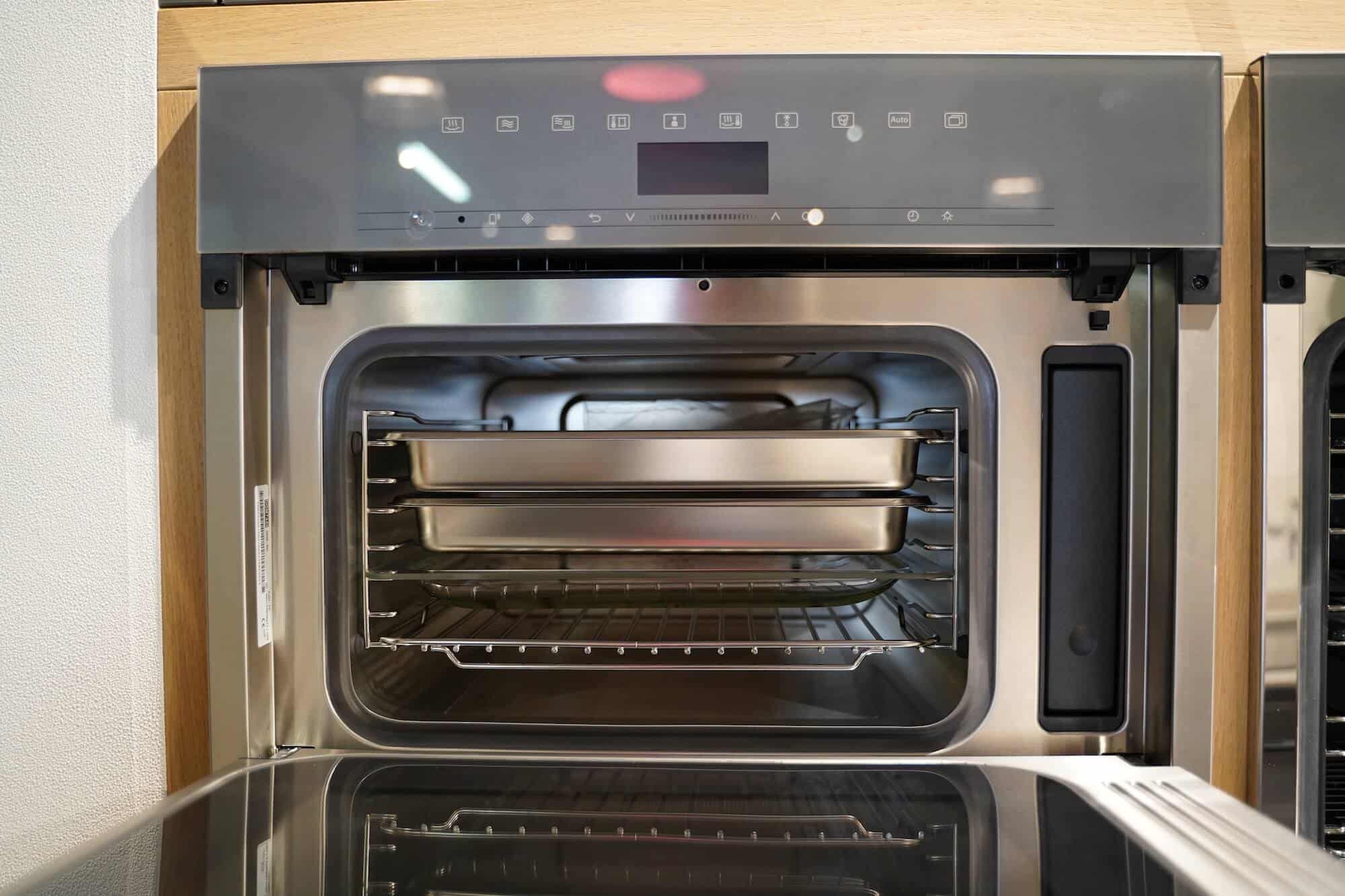 Design Küche mit Kücheninsel Backofen