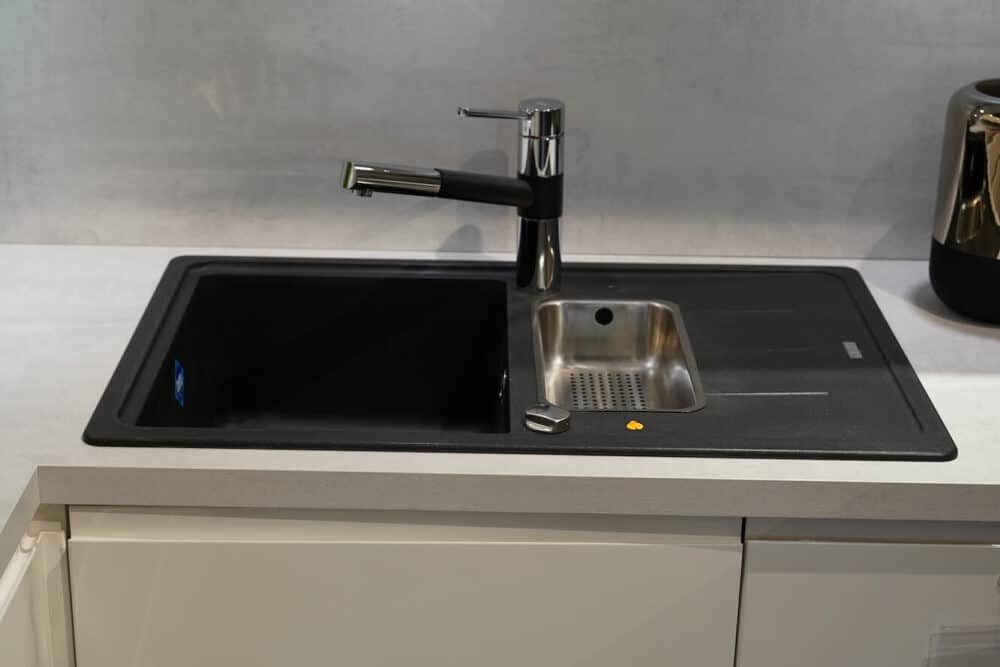 Design L form Küche weiß Hochglanz mit Schwarz Armatur