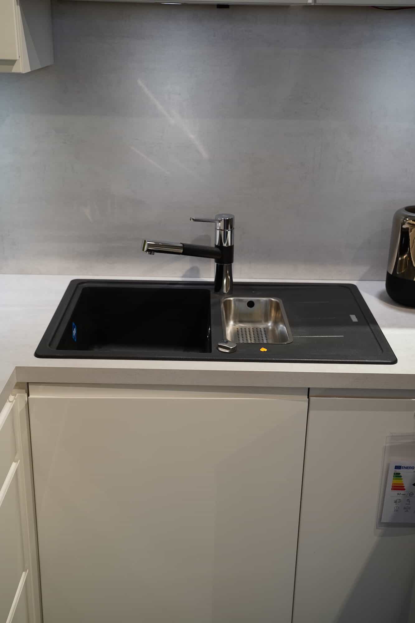 Design L form Küche weiß Hochglanz mit Schwarz Armatur