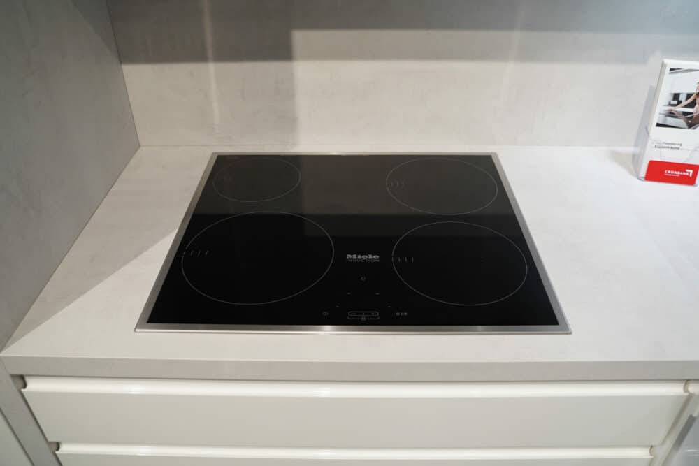 Design L form weiß Hochglanz front mit Miele induction Kochefeld