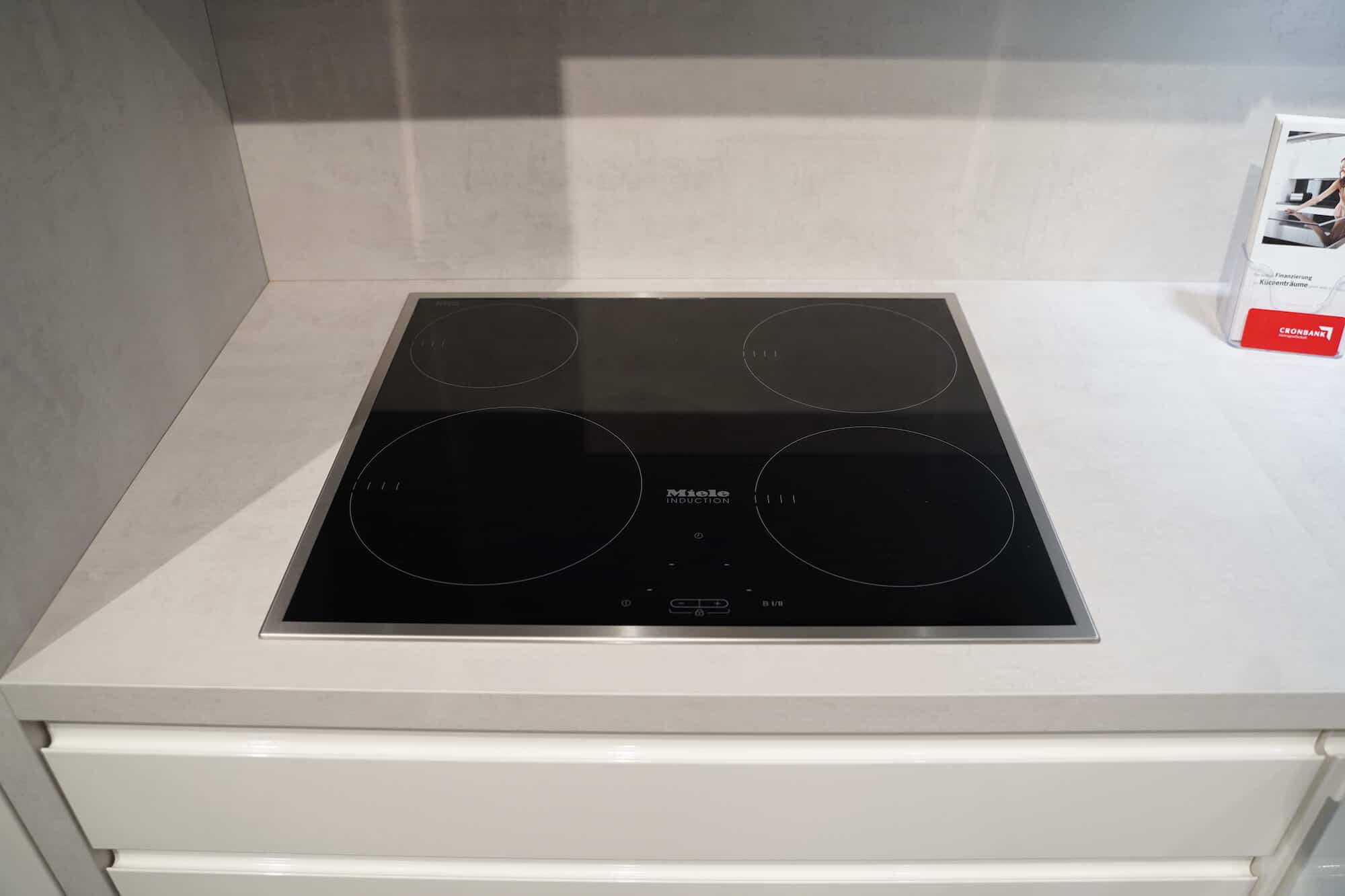 Design L form weiß Hochglanz front mit Miele induction Kochefeld