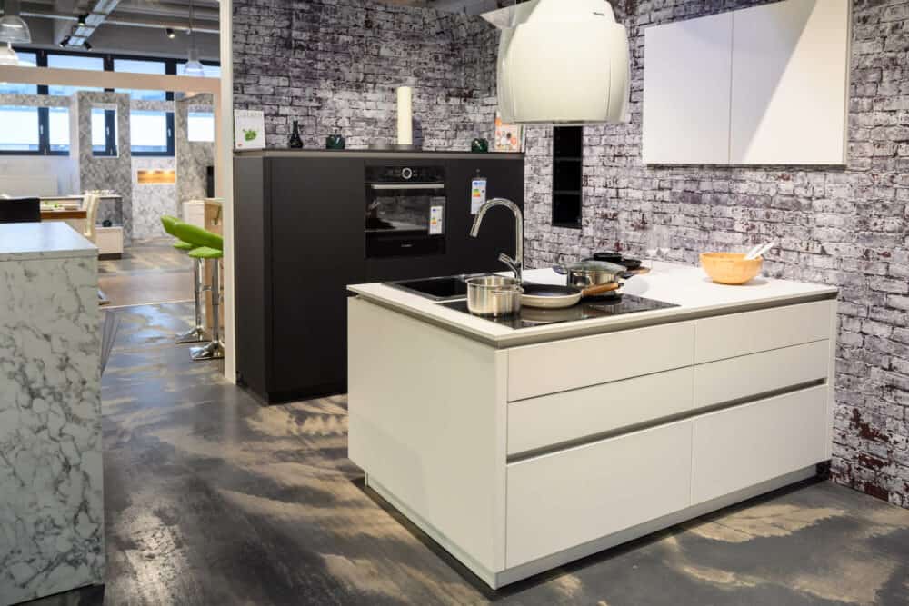 Designküche matt schwarz weiß mit Kücheninsel