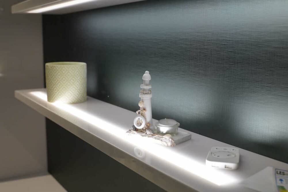 Designküche mit Halbinsel hochglanz weiß LED Regal