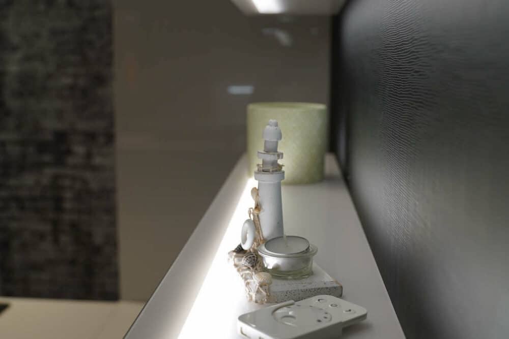 Designküche mit Halbinsel hochglanz weiß Led