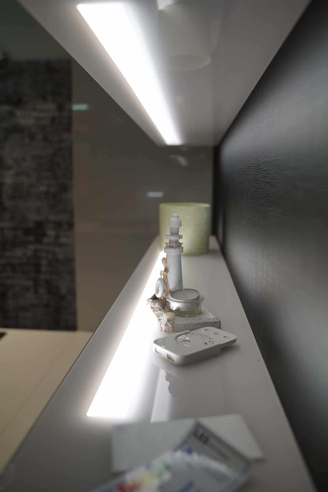 Designküche mit Halbinsel hochglanz weiß Led