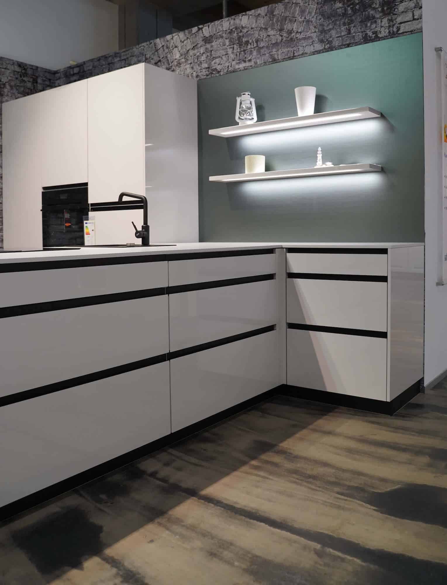 Designküche mit Halbinsel weiß Hochglanz