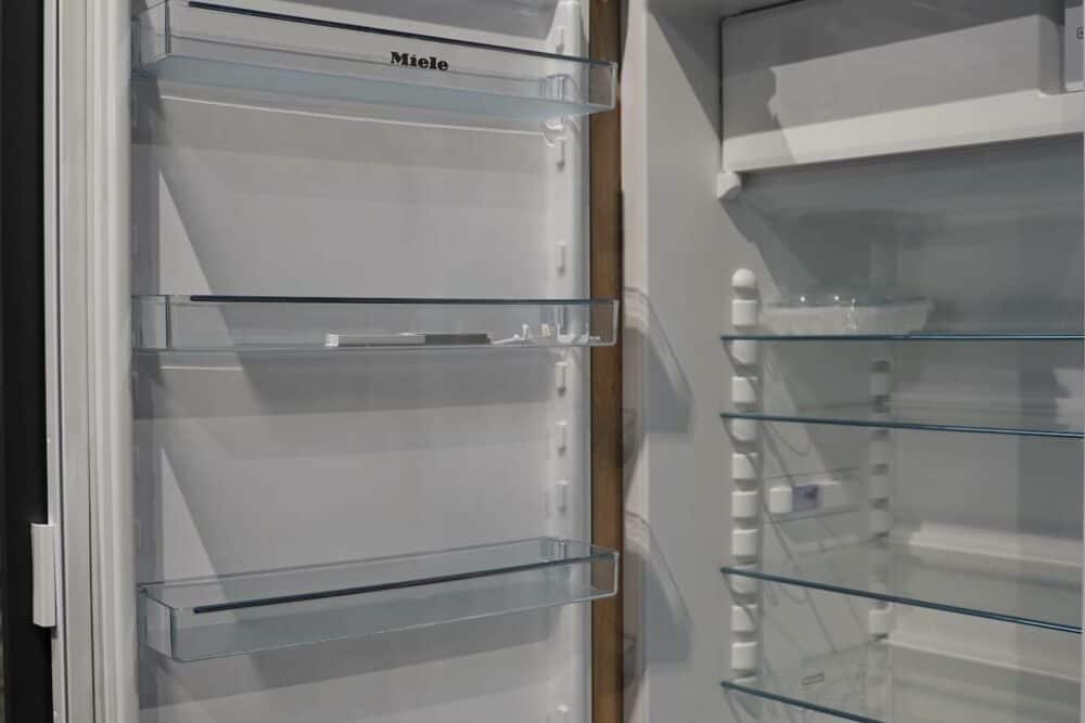 Insel Küche Design matt Lack grau grifflos Miele Kühlschrank