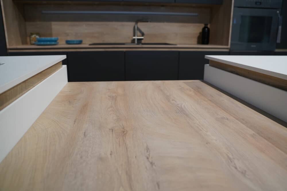 Insel Küche Design matt Lack grau grifflos holz Essetheke