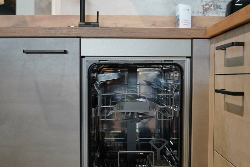 Moderne Design U-Küche Beton Optik mit Sitztheke und Geschirspüler