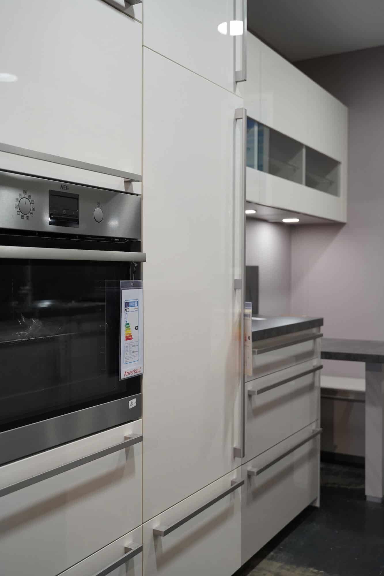 Moderne Küchenzeile mit Griffstangen und Elektrogeräten