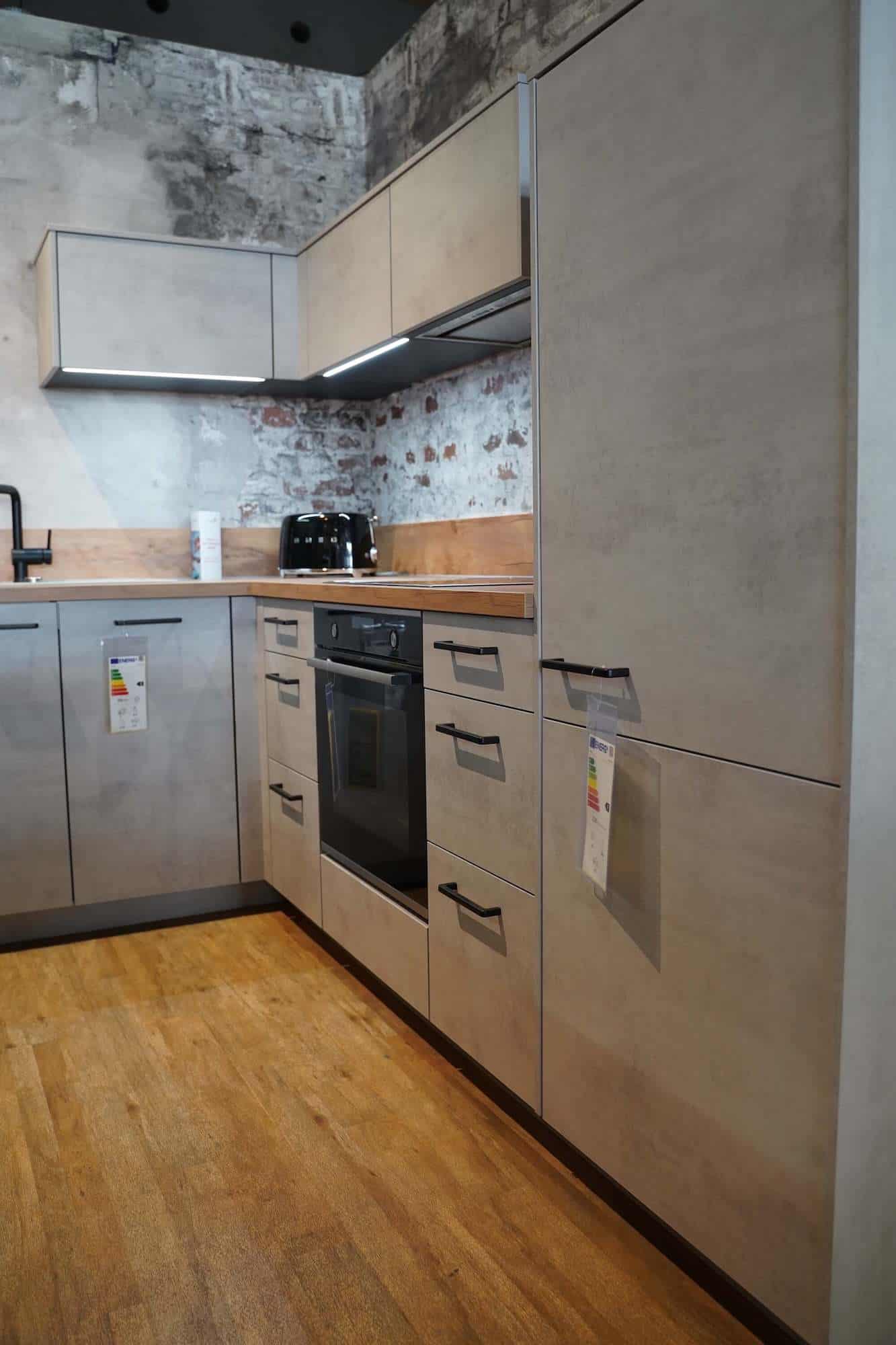 Moderne U-Küche Beton Optik Front mit Sitztheke