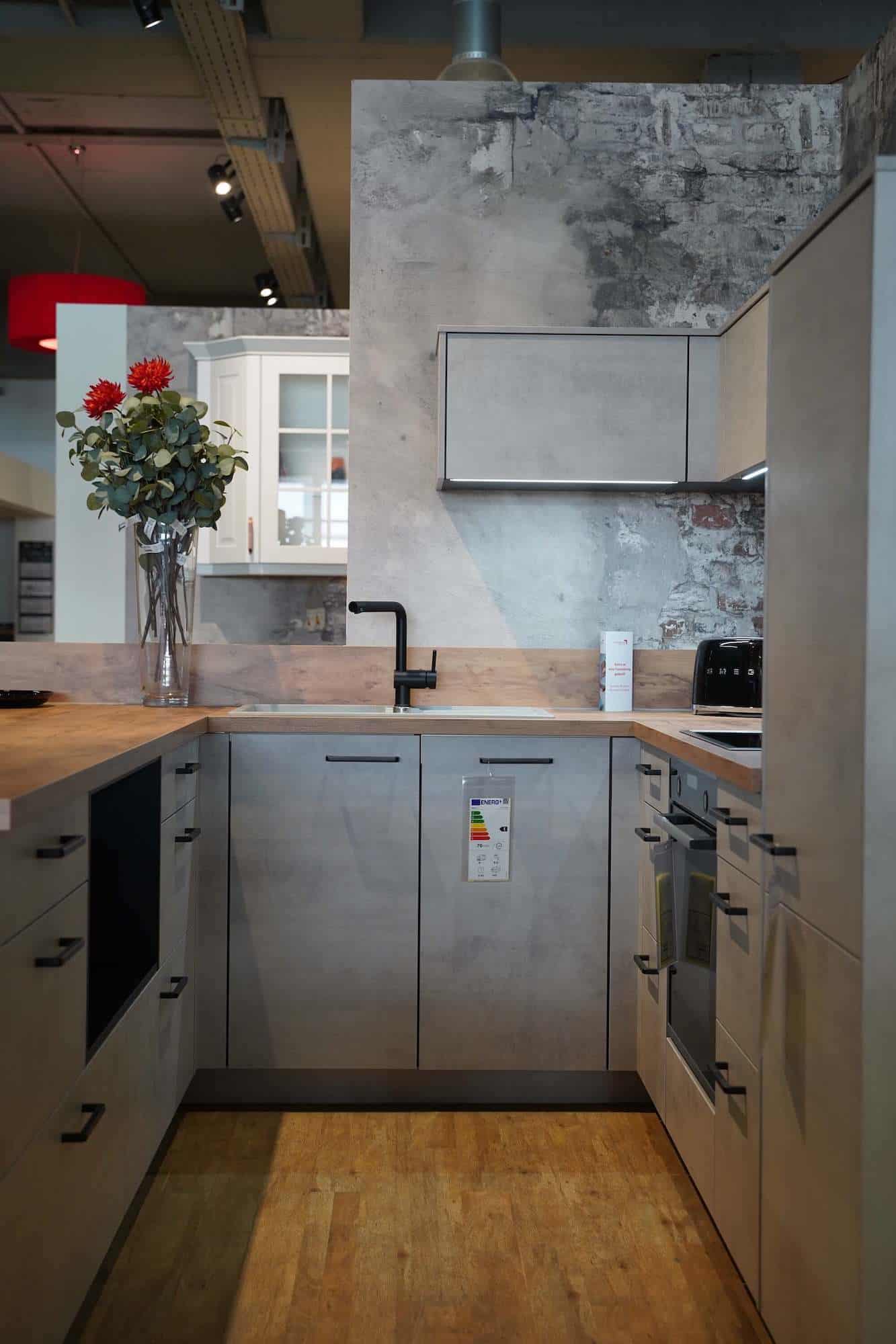 Moderne U-Küche Beton Optik Front