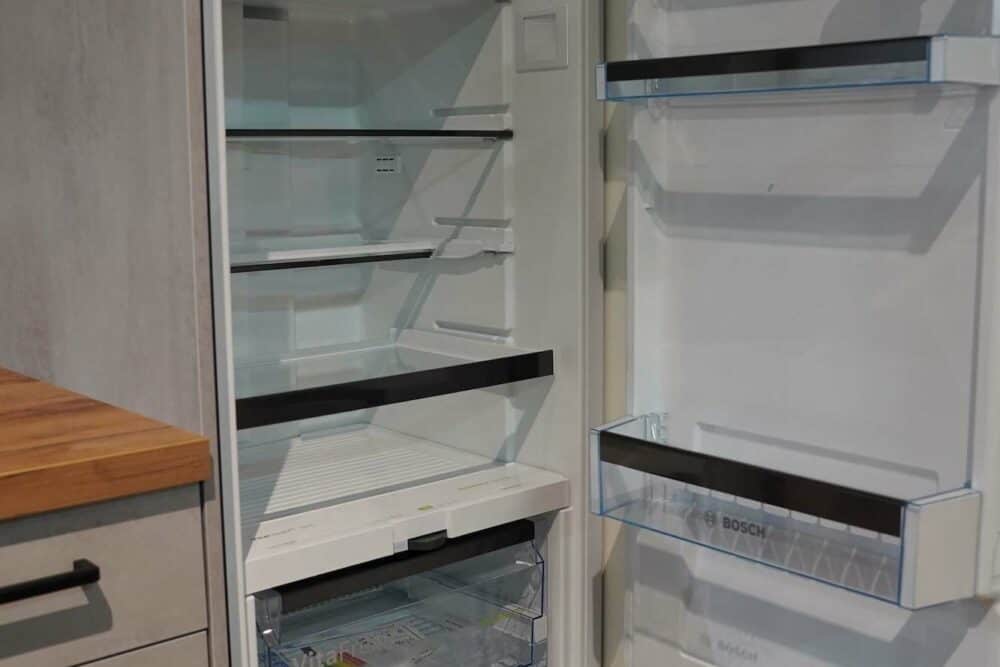 Moderne U-Küche Beton Optik mit Sitztheke Bosch Kühlschrank