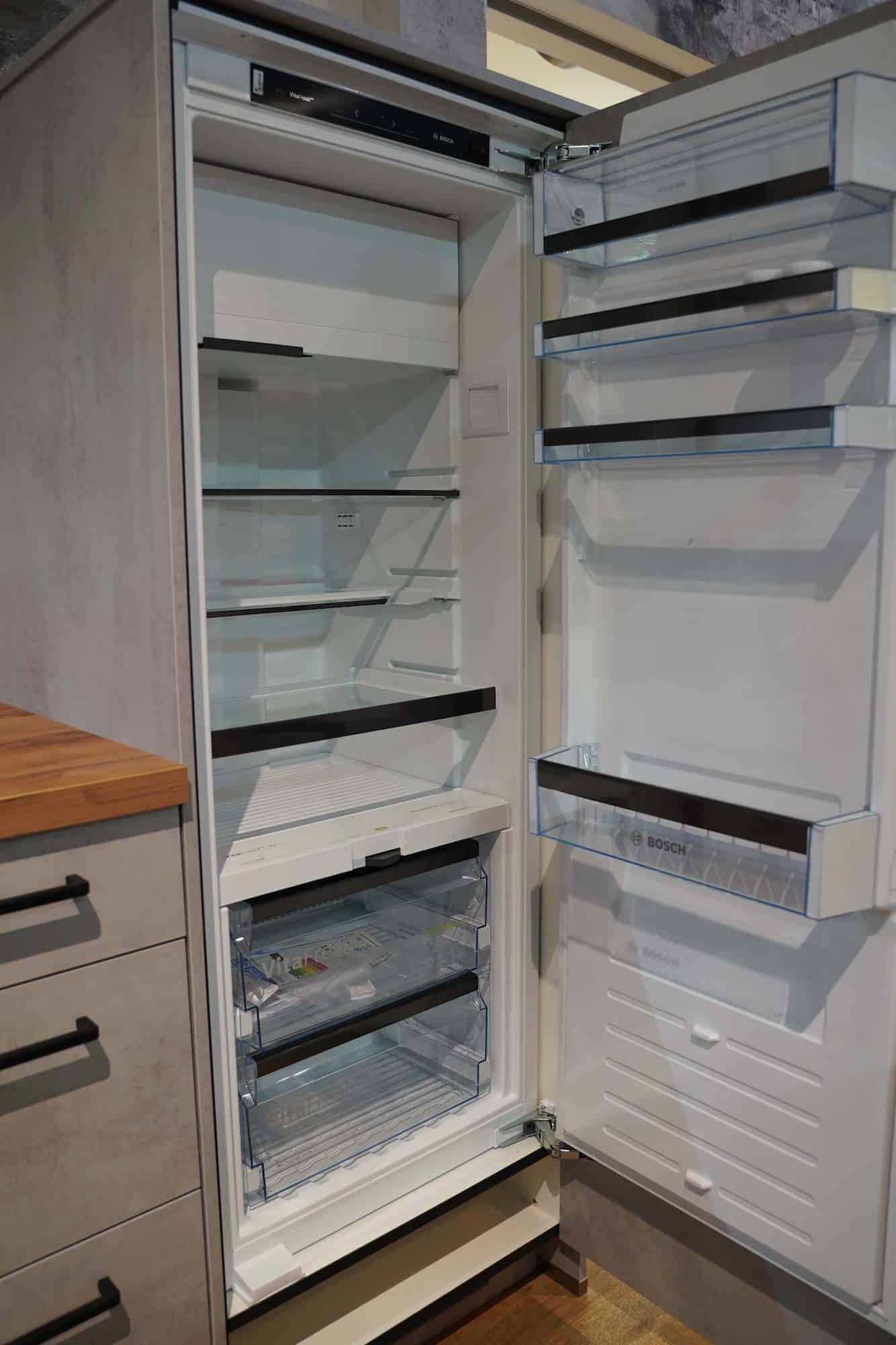 Moderne U-Küche Beton Optik mit Sitztheke Bosch Kühlschrank