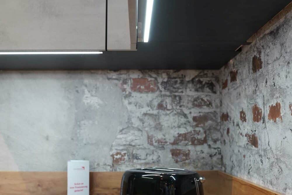 Moderne U-Küche Beton Optik mit Sitztheke LED Licht
