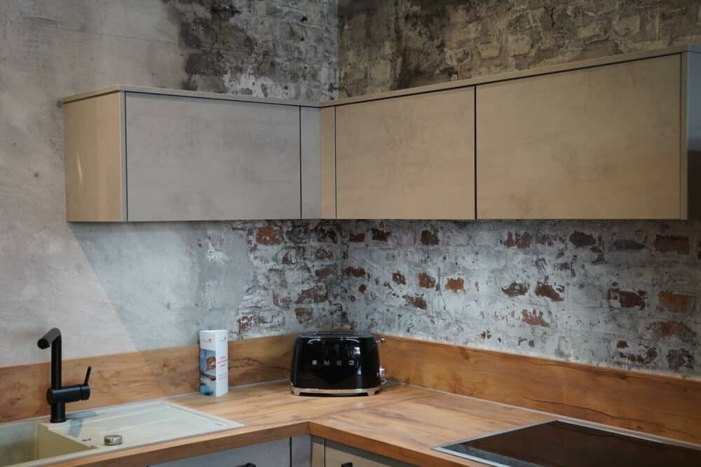 Moderne U-Küche Beton Optik mit Sitztheke und Wandschränke