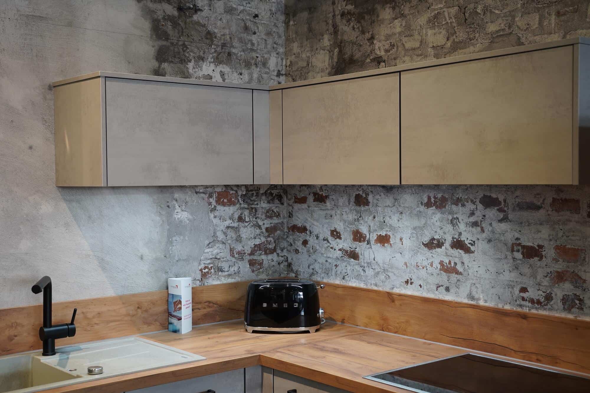 Moderne U-Küche Beton Optik mit Sitztheke und Wandschränke