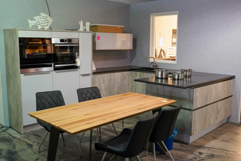 Moderne U-Küche beton grau grifflos