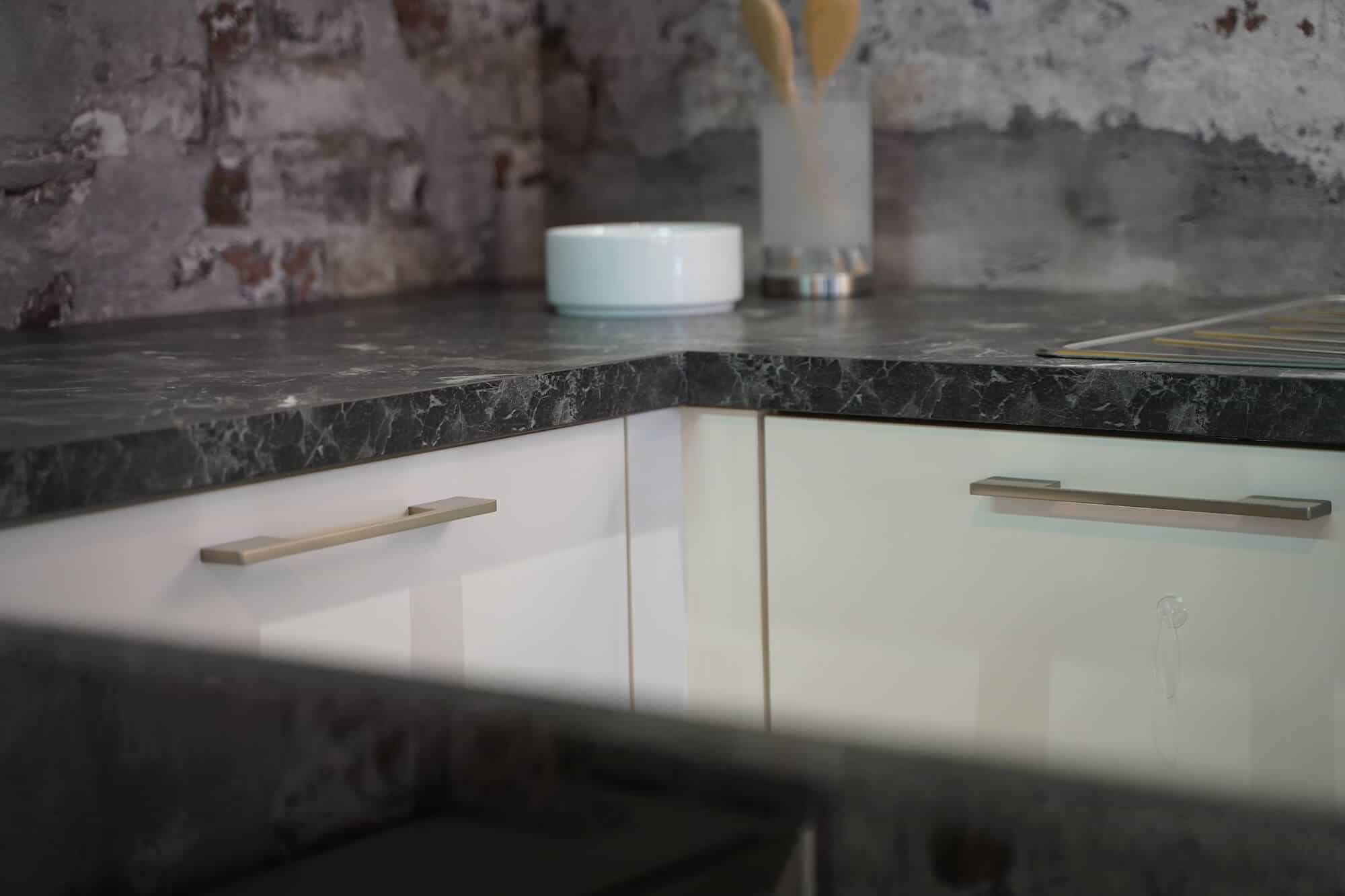 Arbeitsplatte Marmor Optik schwarz mit edelstahl griffen