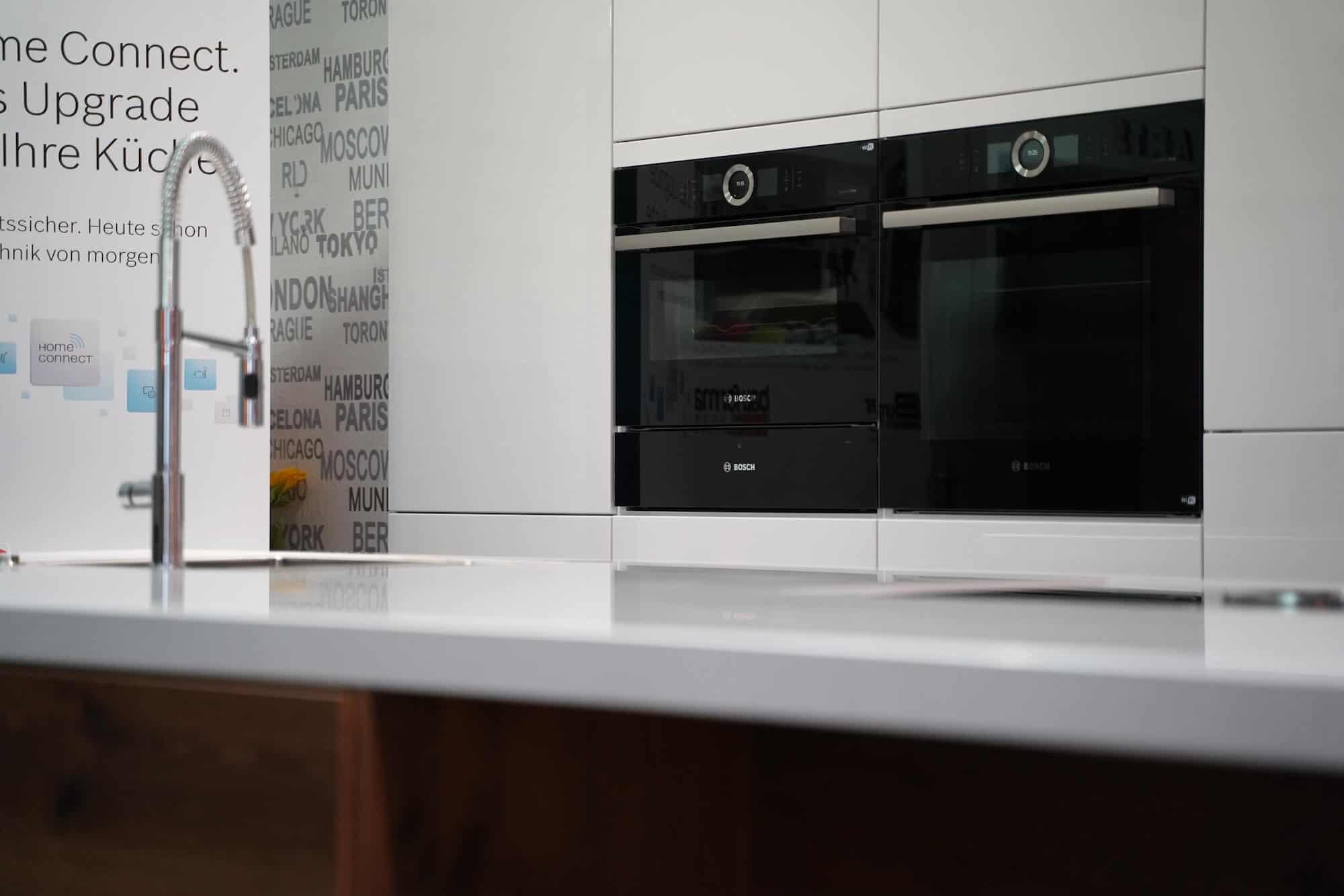 Ballerina Inselküche Design mit Wandschrank schneeweiß