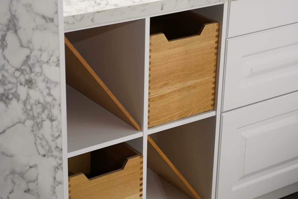 Bauformat Inselküche Landhausstil mit Wein Schrank