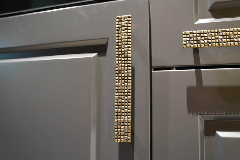 Bauformat Landhaus Küche mit Gold Griffen