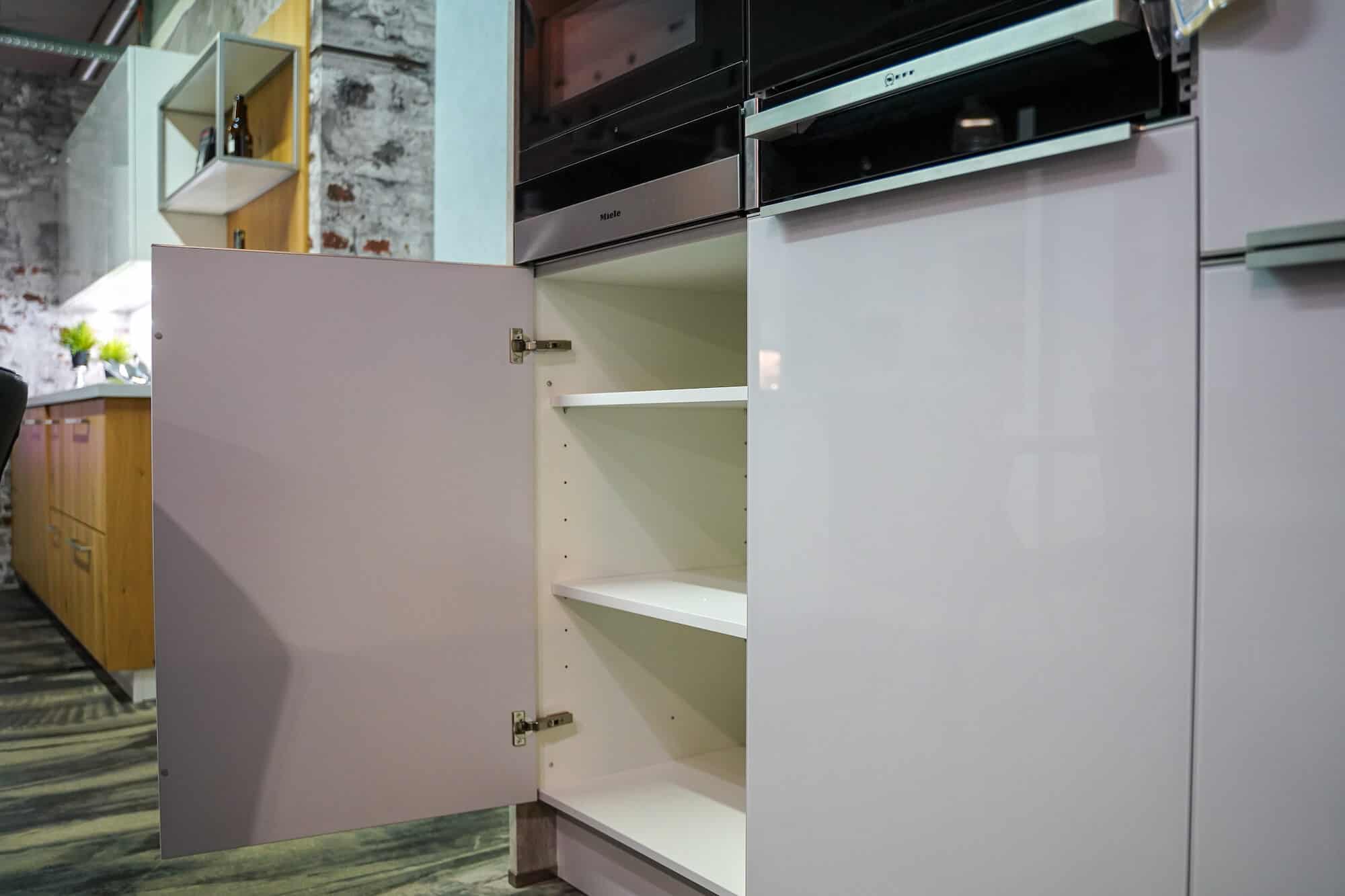 Bauformat U-Küche Beton Optik Schrank Stauraum