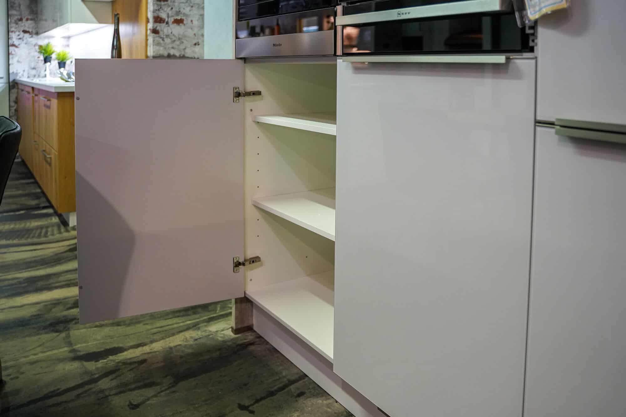 Bauformat U-Küche Beton Optik Stauraum
