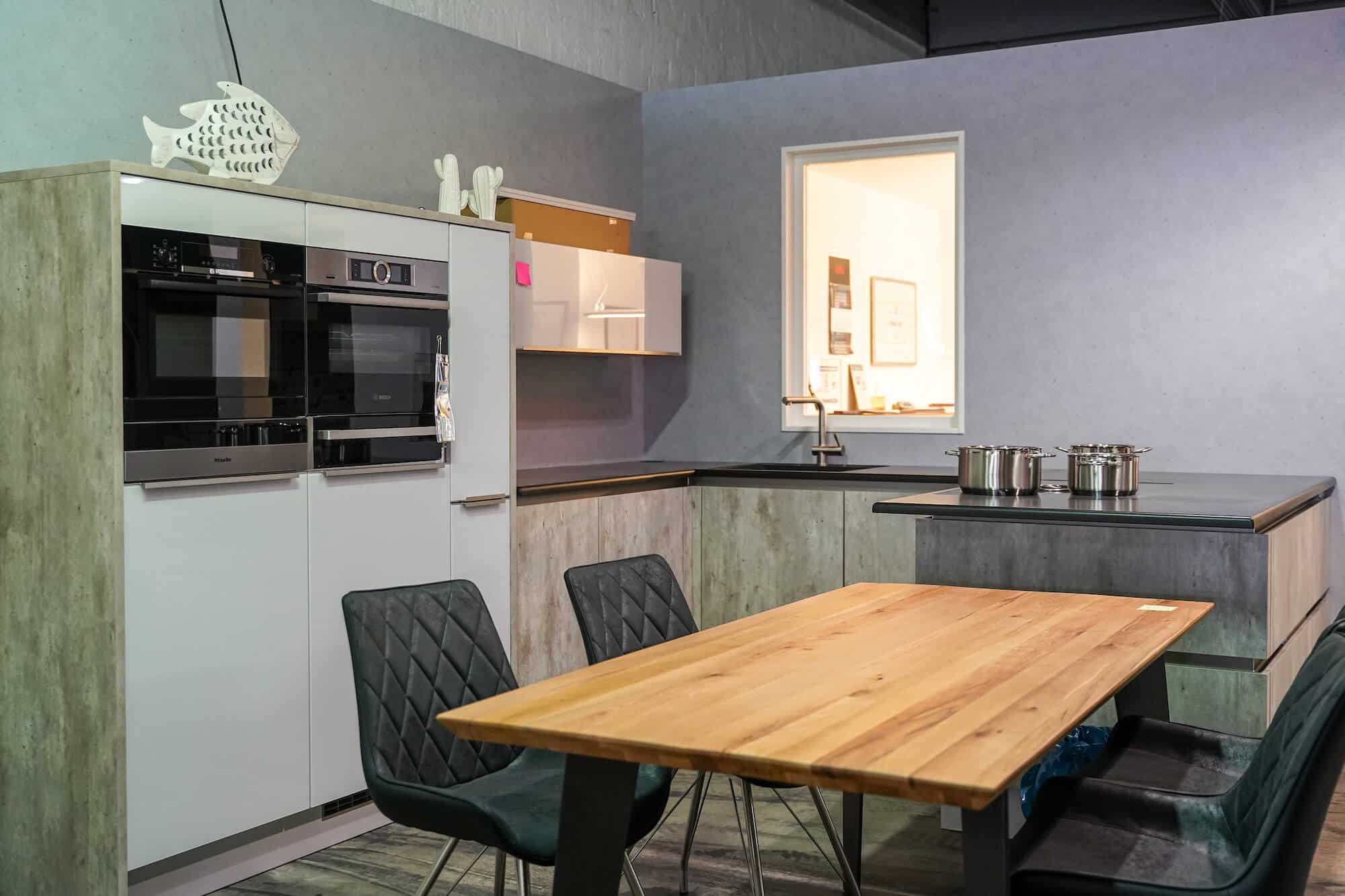 Bauformat U-Küche beton mit Naturstein Arbeitsplatte