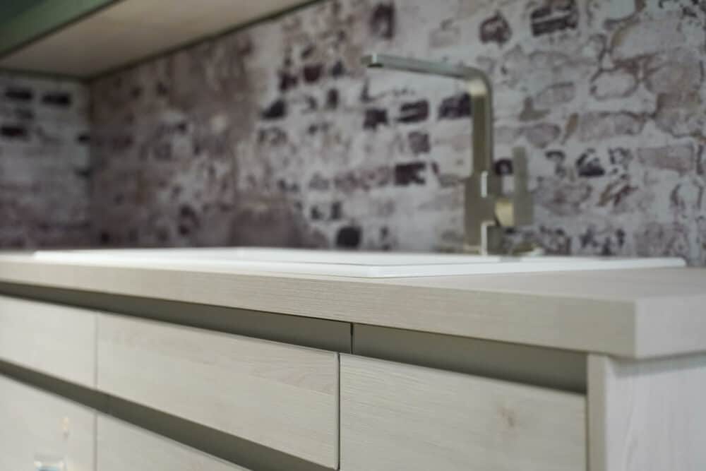 Designküche L-Form mit Griffmulden Holz Arbeitsplatte