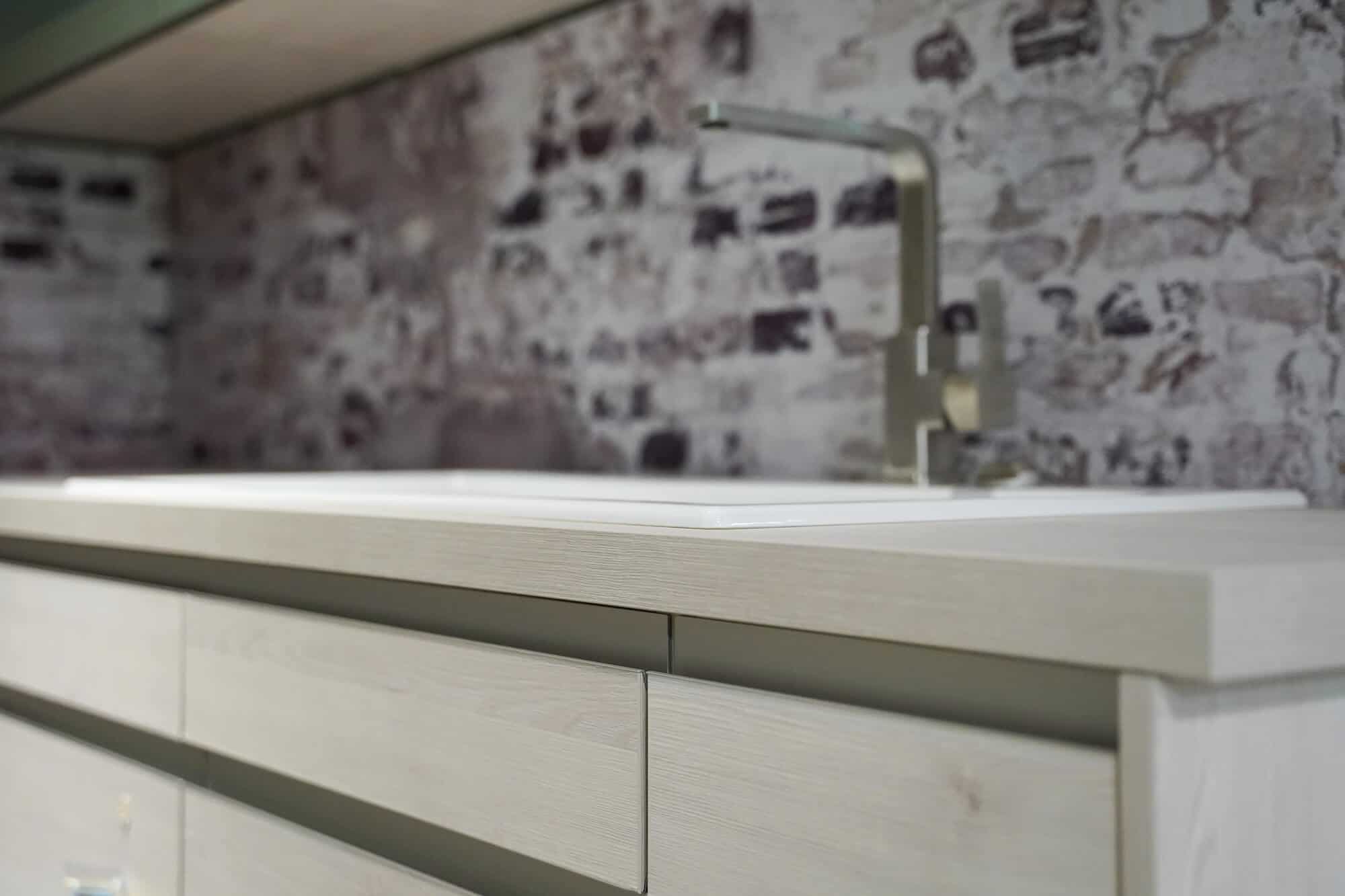 Designküche L-Form mit Griffmulden Holz Arbeitsplatte