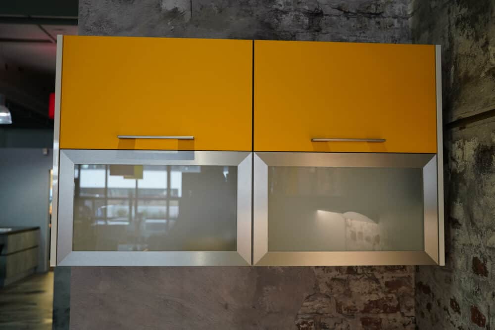 Hochschrank gelb mit edelstahl Rahmen