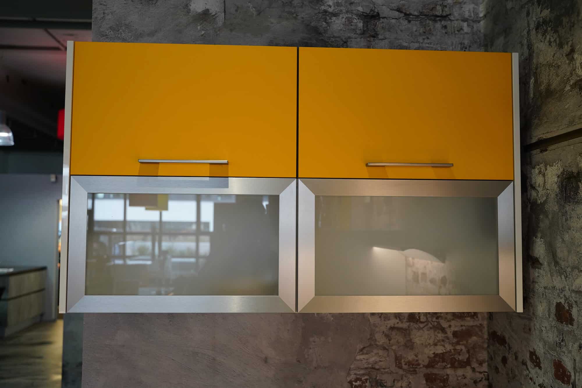 Hochschrank gelb mit edelstahl Rahmen