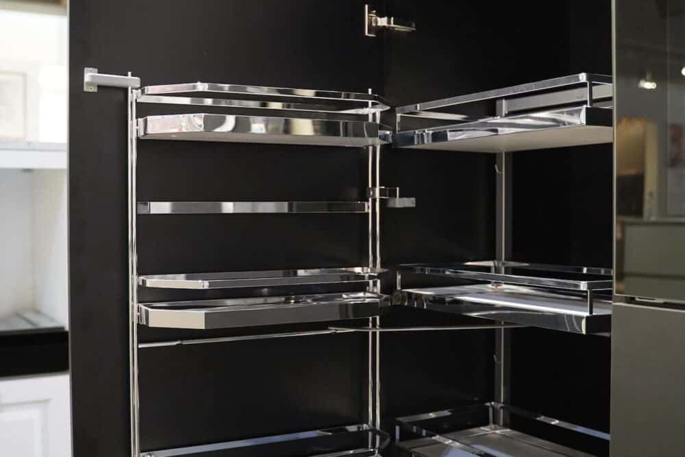 Hochschrank matt Lack schwarz mit Stauraum