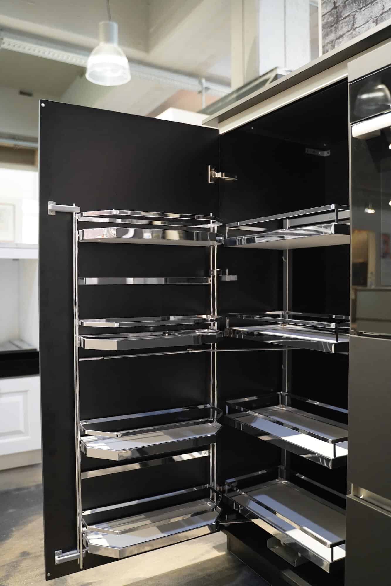 Hochschrank matt Lack schwarz mit Stauraum